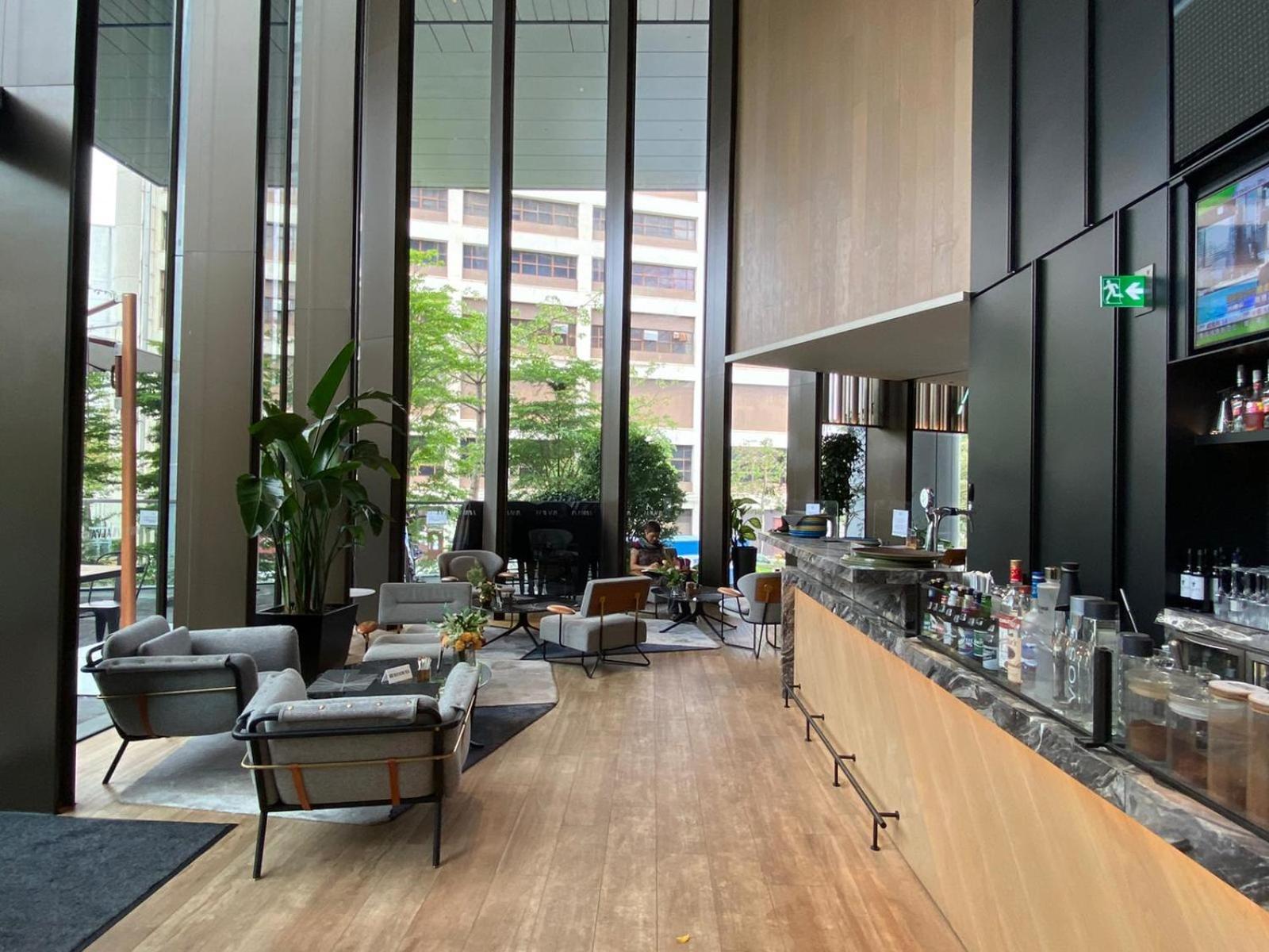 Alva Hotel By Royal Hong Kong Esterno foto The lounge at the airport