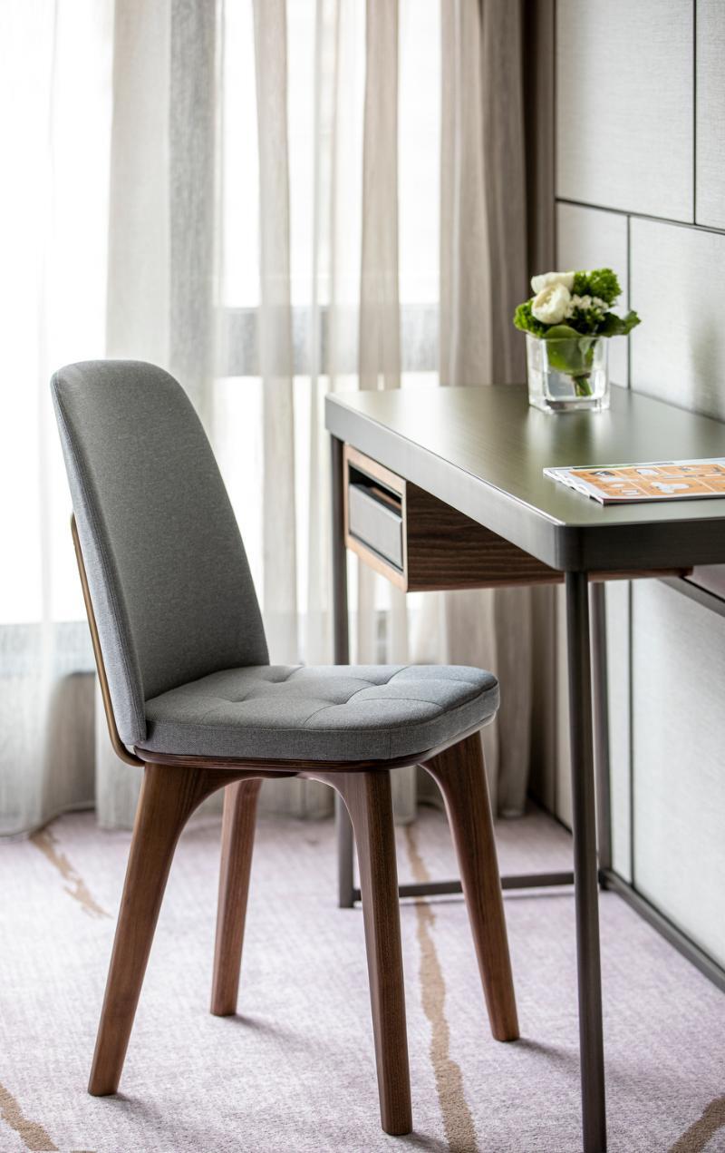 Alva Hotel By Royal Hong Kong Esterno foto A chair